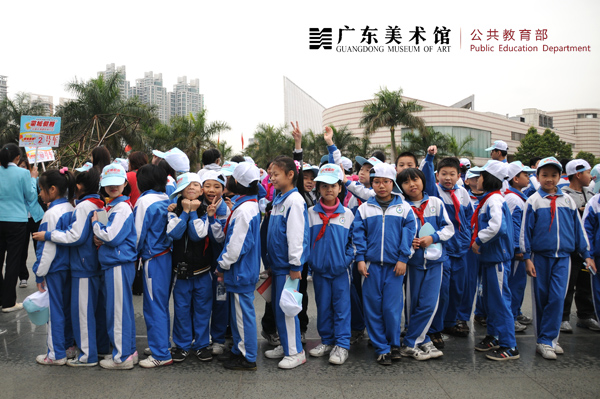 我们在现场五百多位小学生参观广东美术馆