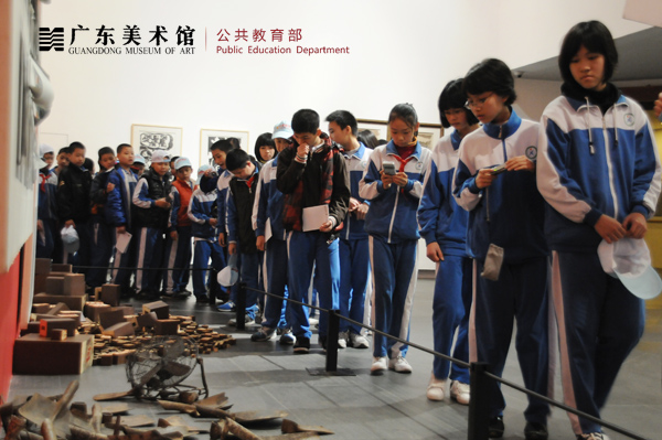 我们在现场五百多位小学生参观广东美术馆