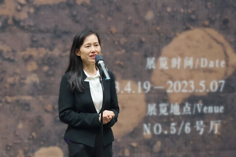 广州美术学院党委副书记穆林宣读广州美术学院党委书记谢昌晶发来的贺词.jpg